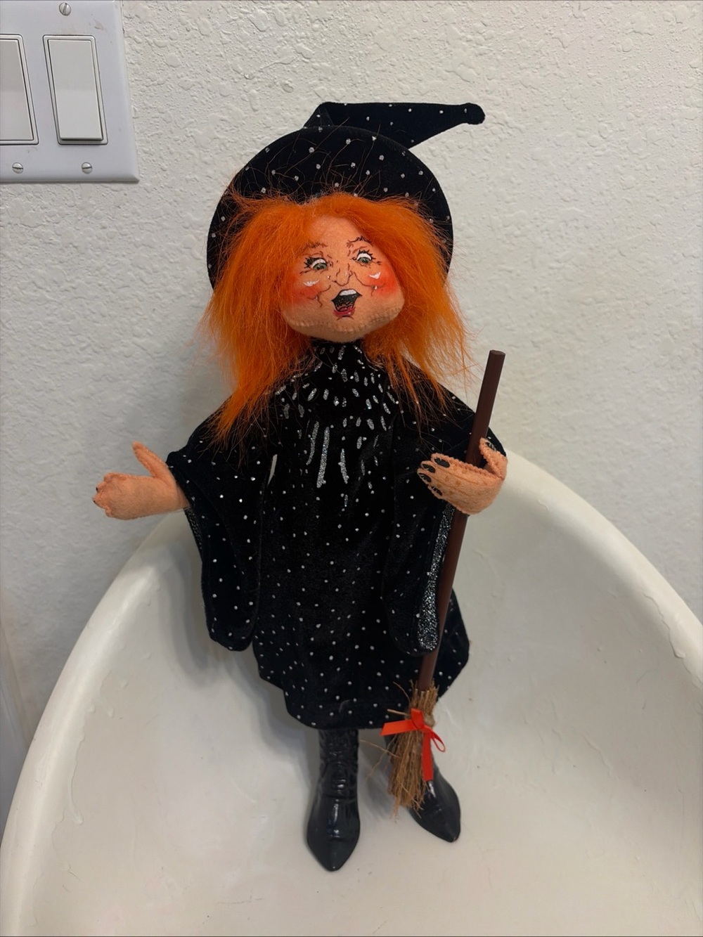 ANNALEE 17" Witch Black w/Broom Halloween so the Black Boots (2005) VTG